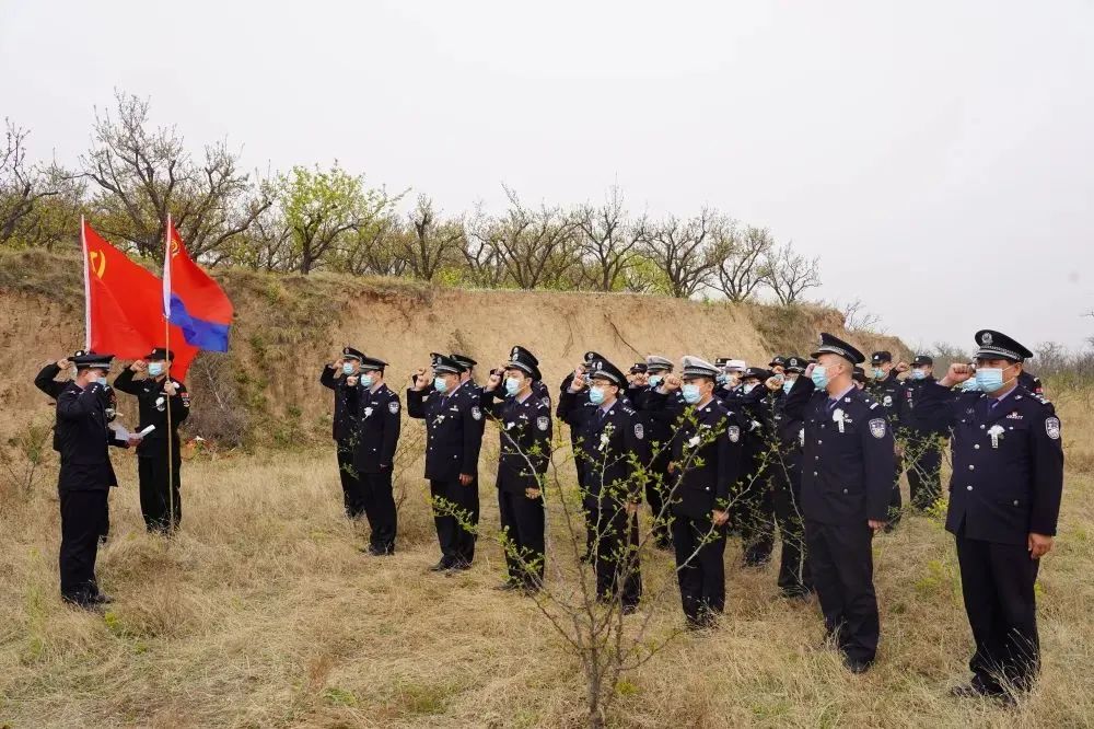 “长大后我就成了你”!追思全国公安二级英雄模范稷山县公安局民警黄云峰 “长大后我就成了你”!追思全国公安二级英雄模范稷山县公安局民警黄云峰