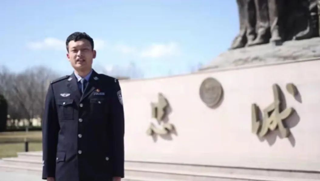 “长大后我就成了你”!追思全国公安二级英雄模范稷山县公安局民警黄云峰 “长大后我就成了你”!追思全国公安二级英雄模范稷山县公安局民警黄云峰