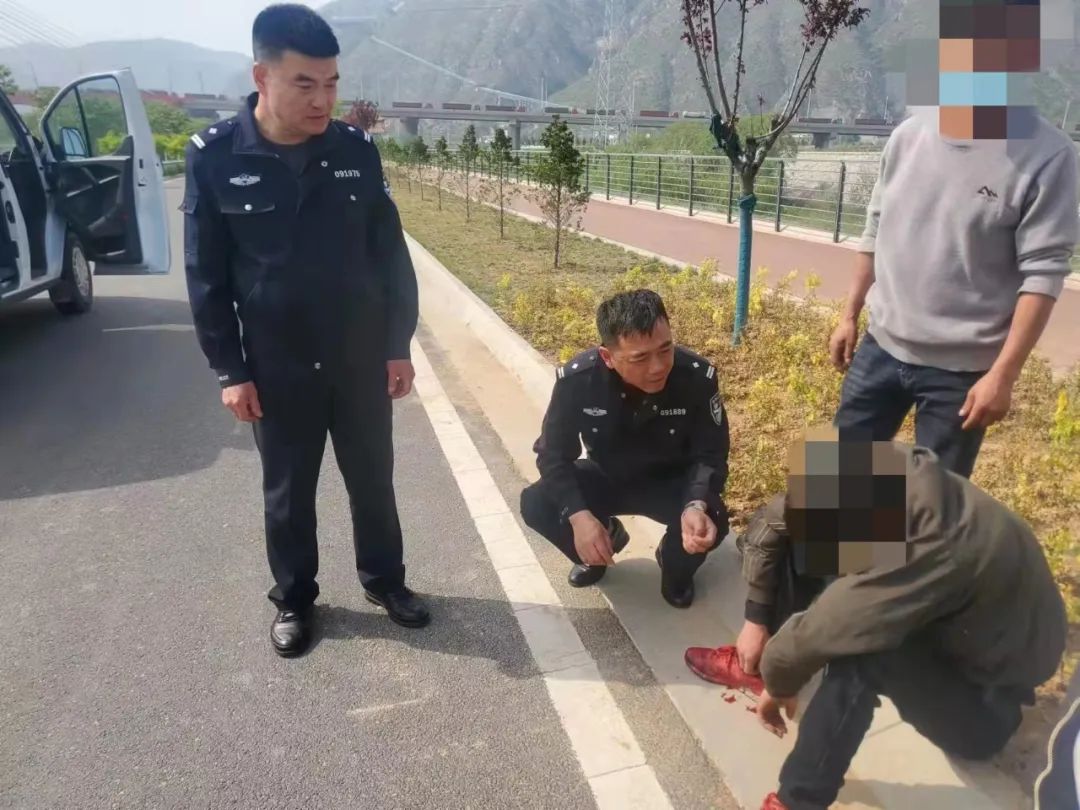 民警耐心劝阻欲轻生男子及时挽救年轻生命 民警耐心劝阻欲轻生男子及时挽救年轻生命