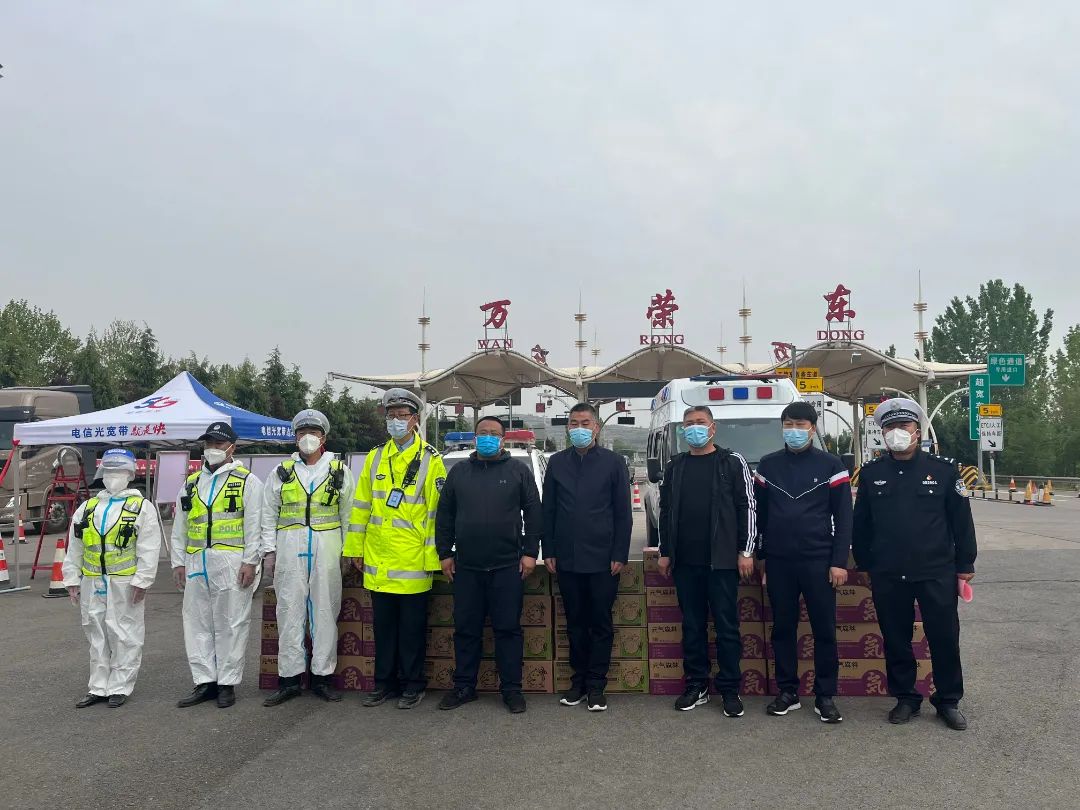 万荣交警助力货车司机“疫”路顺风 万荣交警助力货车司机“疫”路顺风