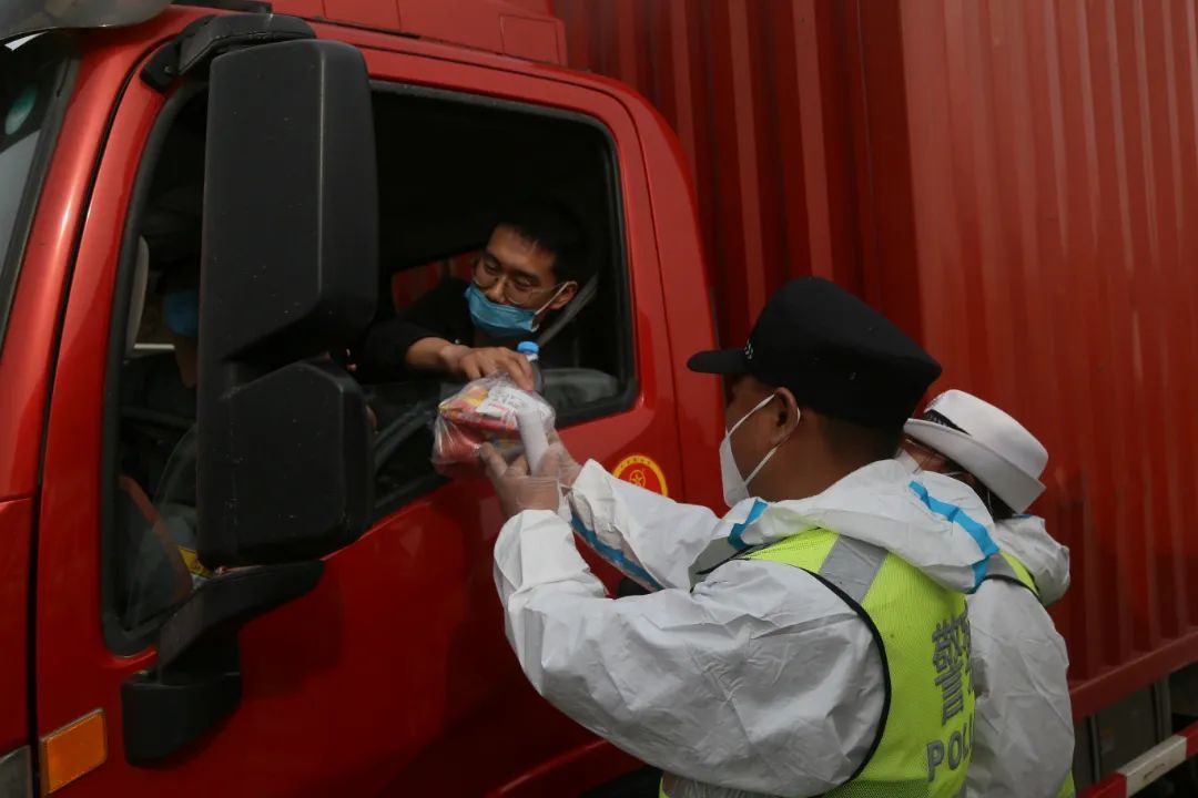万荣交警助力货车司机“疫”路顺风 万荣交警助力货车司机“疫”路顺风