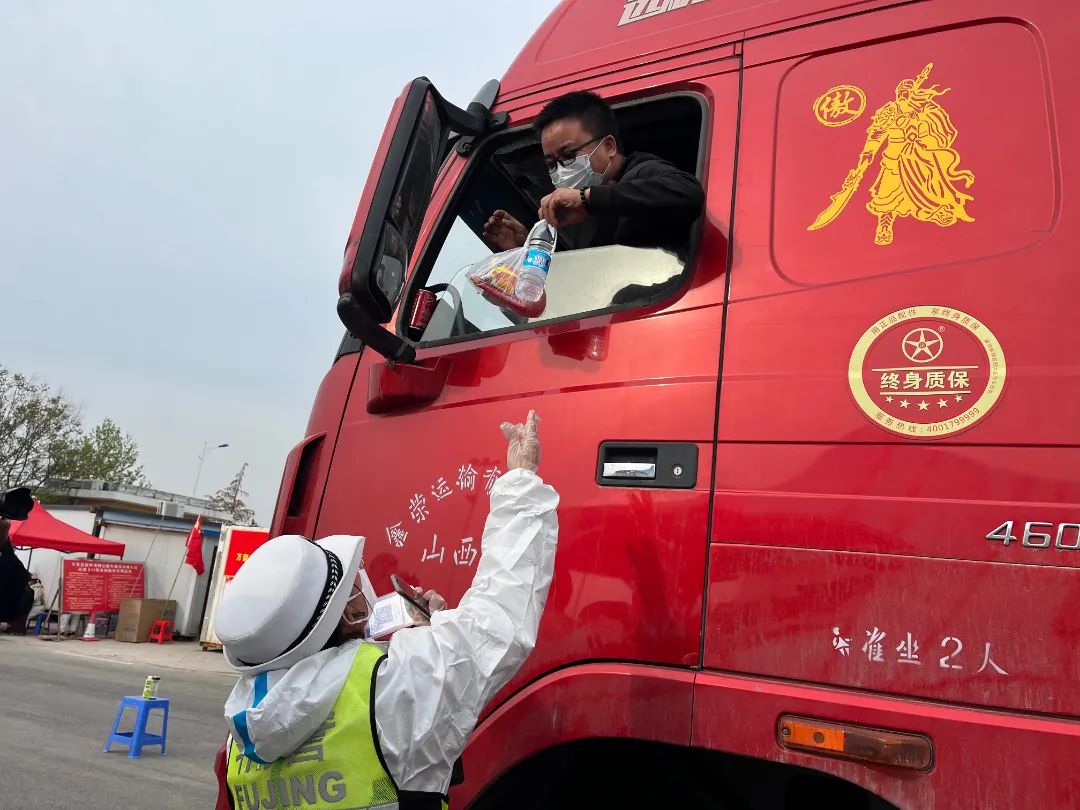 万荣交警助力货车司机“疫”路顺风 万荣交警助力货车司机“疫”路顺风