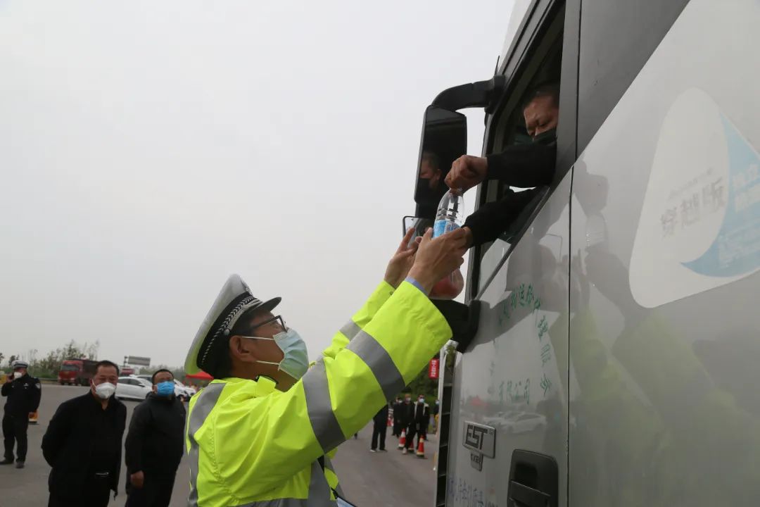 万荣交警助力货车司机“疫”路顺风 万荣交警助力货车司机“疫”路顺风