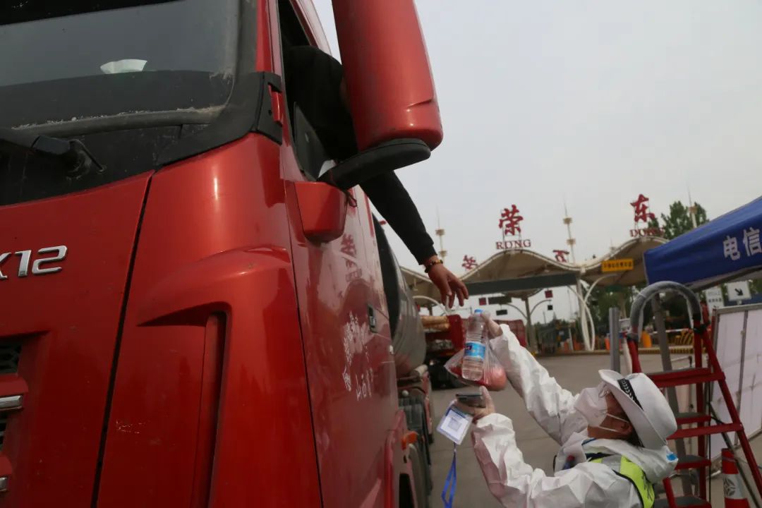 万荣交警助力货车司机“疫”路顺风 万荣交警助力货车司机“疫”路顺风