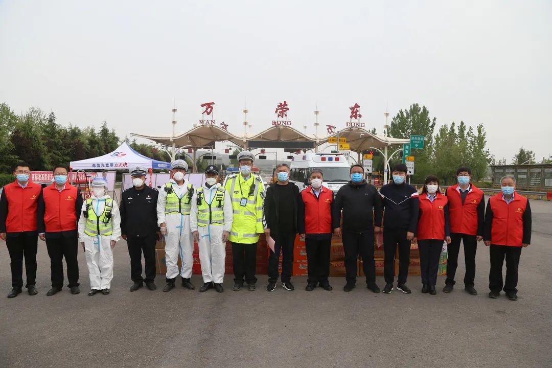 万荣交警助力货车司机“疫”路顺风 万荣交警助力货车司机“疫”路顺风