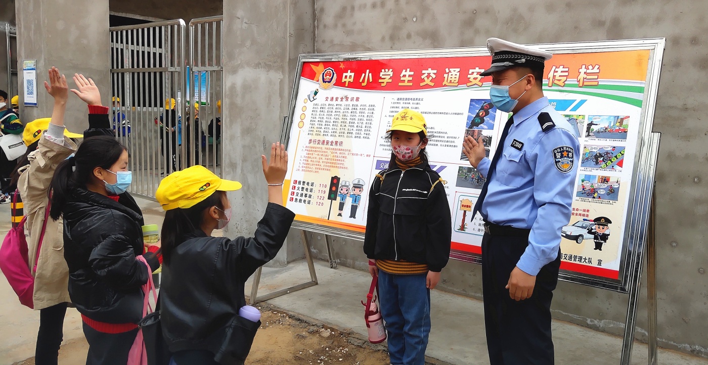 稷山交警:别样方式向学生宣传安全知识 稷山交警:别样方式向学生宣传安全知识