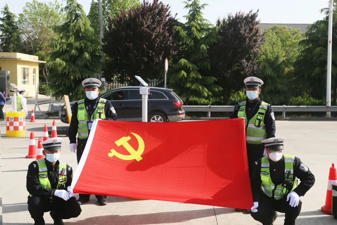 【政法铁军在“疫”线】万荣交警:防疫一线成立临时党支部筑牢抗疫“红色堡垒” 【政法铁军在“疫”线】万荣交警:防疫一线成立临时党支部筑牢抗疫“红色堡垒”