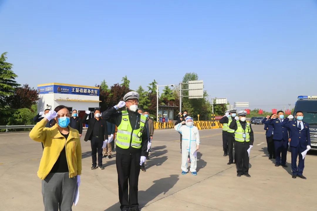 【政法铁军在“疫”线】万荣交警:防疫一线成立临时党支部筑牢抗疫“红色堡垒” 【政法铁军在“疫”线】万荣交警:防疫一线成立临时党支部筑牢抗疫“红色堡垒”