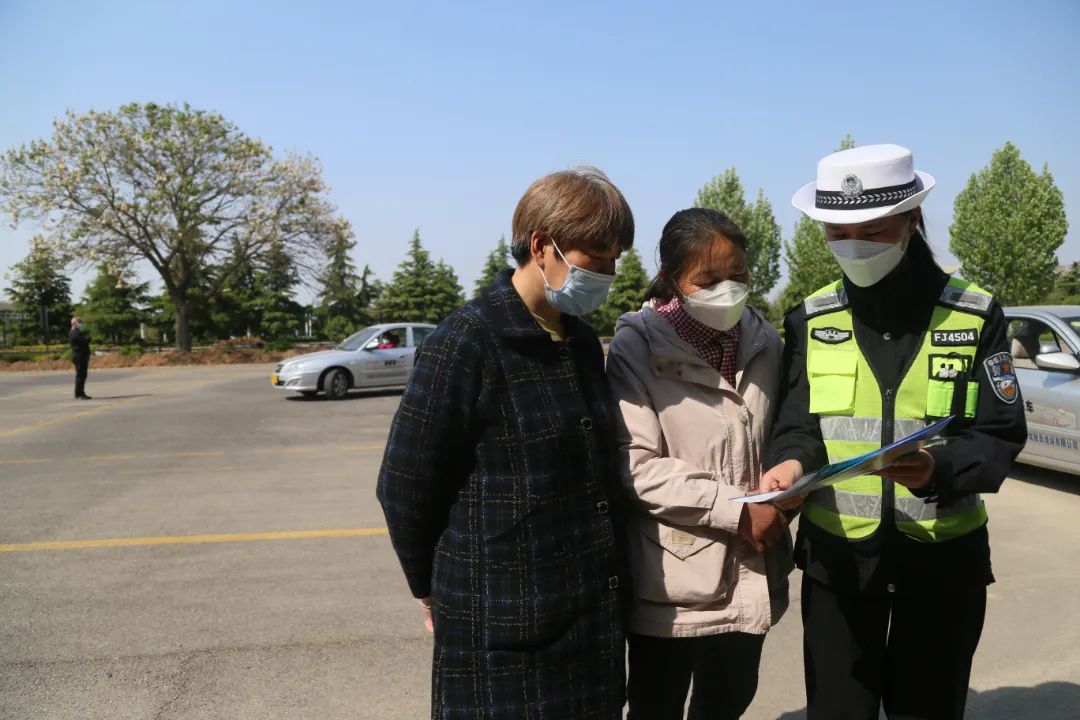 万荣交警进驾校安全宣传不放松 万荣交警进驾校安全宣传不放松