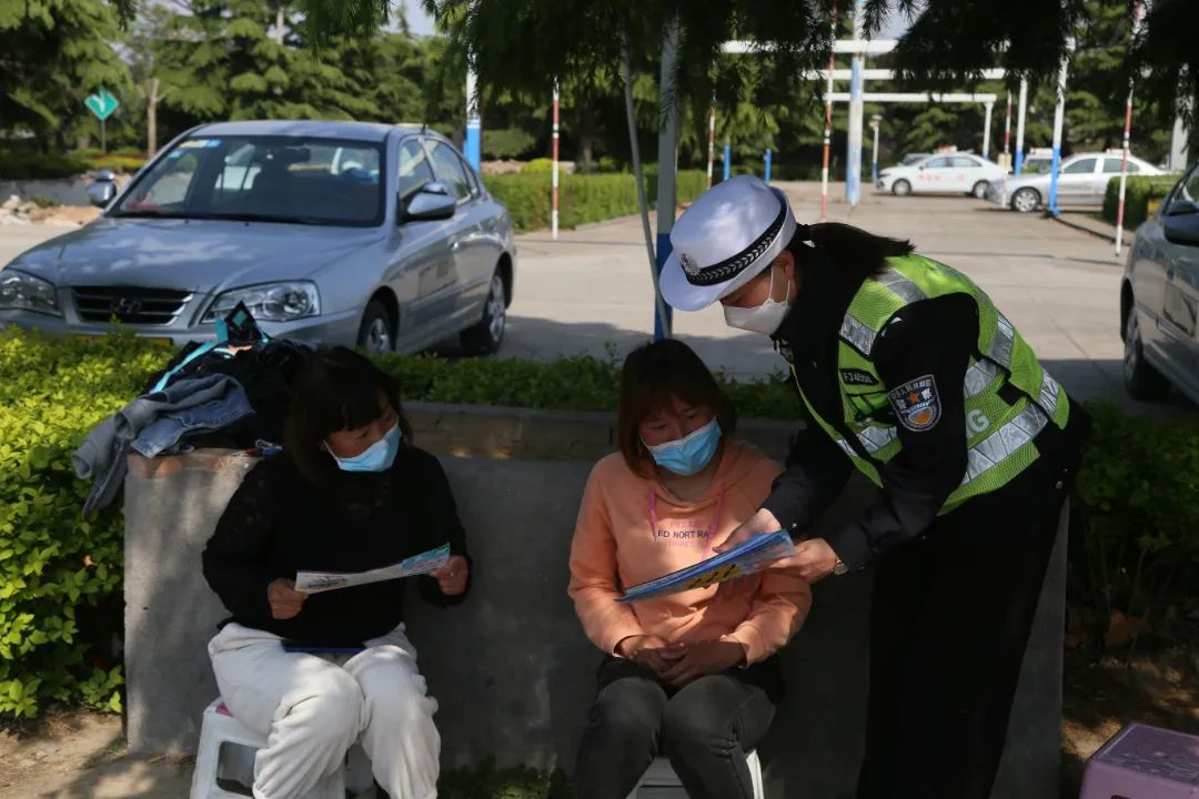 万荣交警进驾校安全宣传不放松 万荣交警进驾校安全宣传不放松