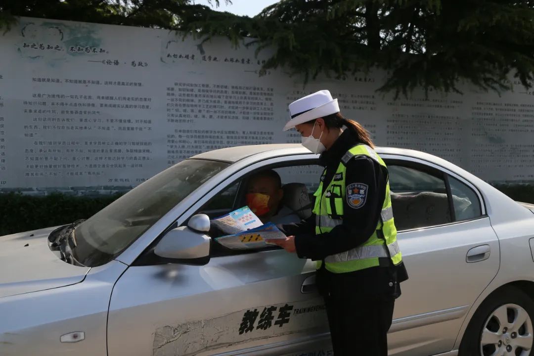 万荣交警进驾校安全宣传不放松 万荣交警进驾校安全宣传不放松