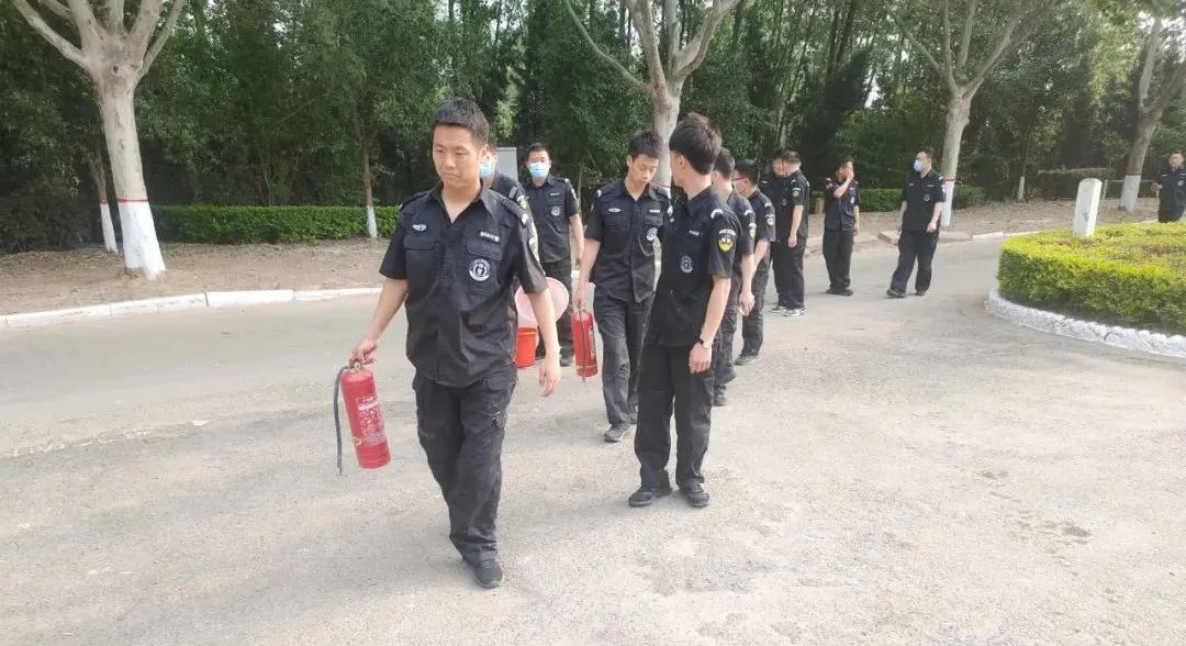 【暖心警事】晨练“偶遇”火情 特警秒变救火员 【暖心警事】晨练“偶遇”火情 特警秒变救火员