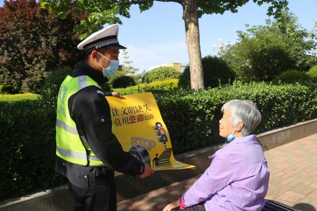 万荣交警开展五一暨“酒驾入刑十一周年”主题宣传活动 万荣交警开展五一暨“酒驾入刑十一周年”主题宣传活动