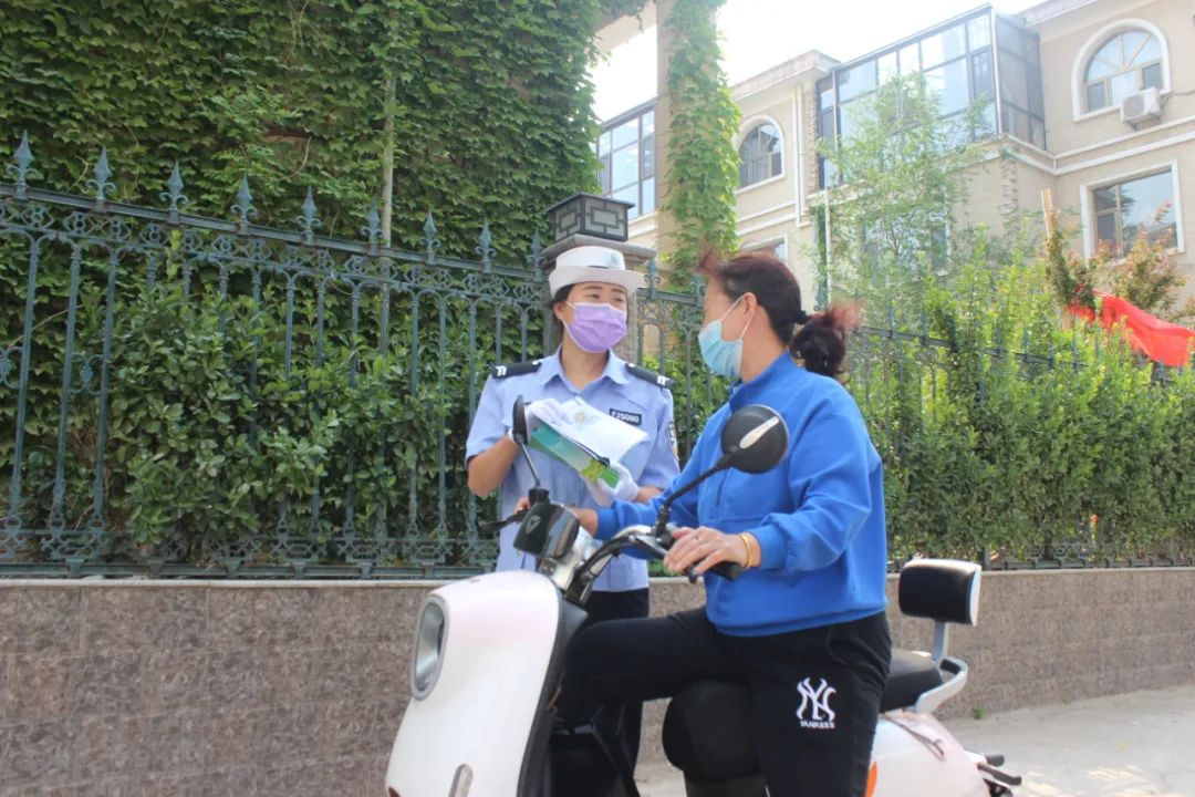 稷山交警进社区开展安全宣传