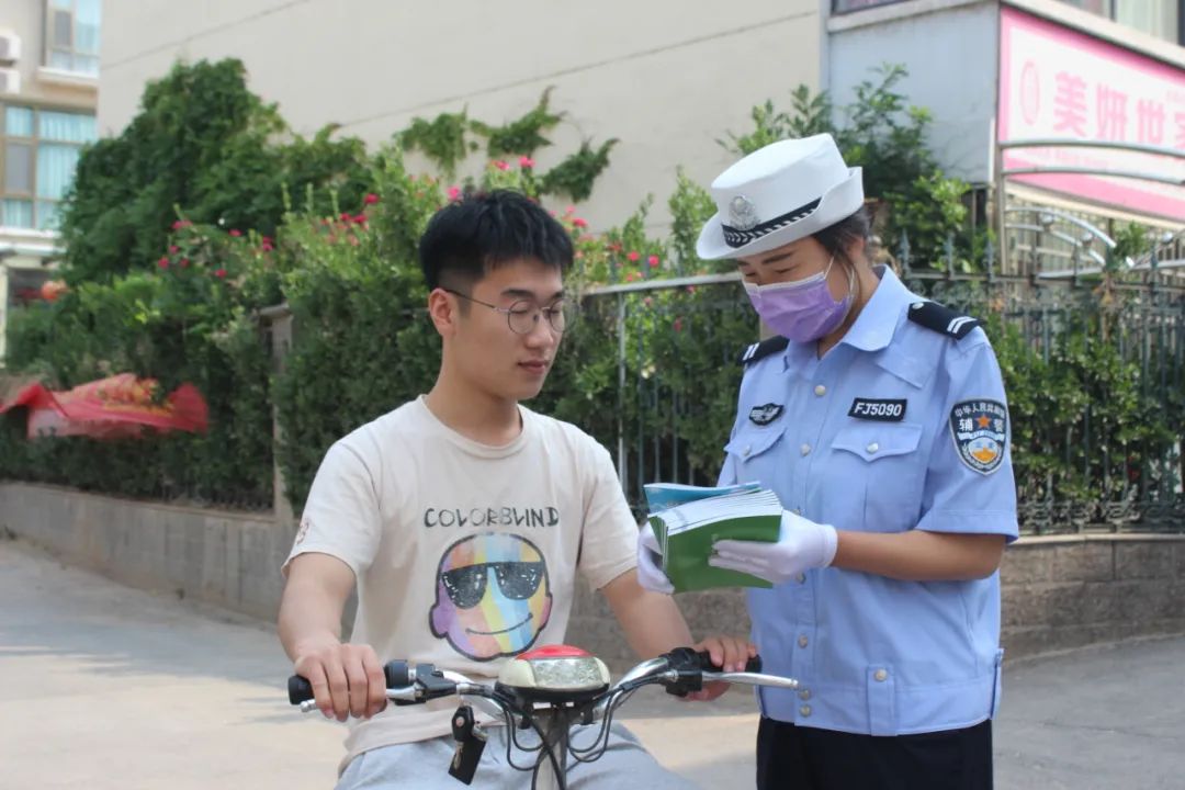 稷山交警进社区开展安全宣传