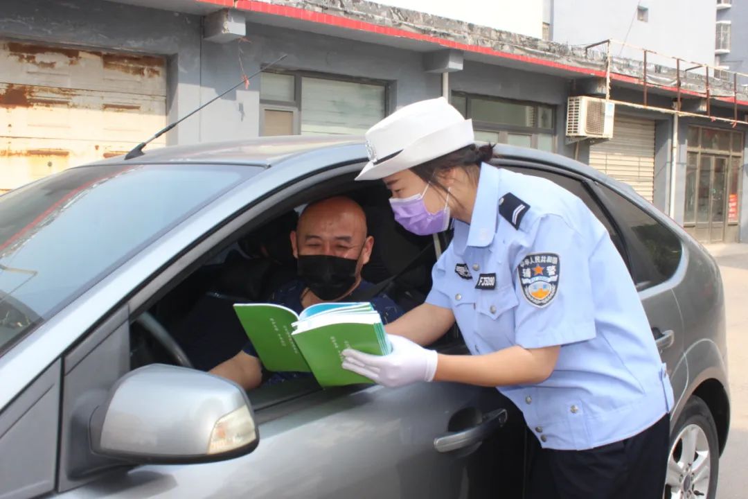 稷山交警进社区开展安全宣传