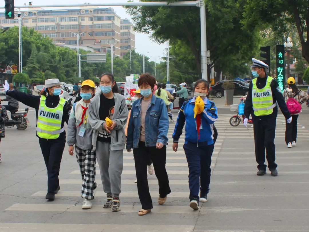 稷山交警倾情护学 筑牢平安上学路