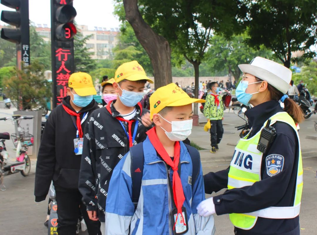 稷山交警倾情护学 筑牢平安上学路