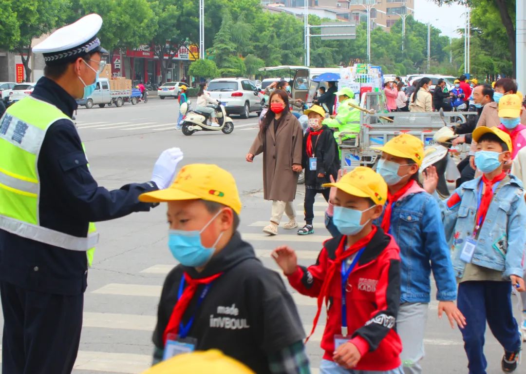 稷山交警倾情护学 筑牢平安上学路
