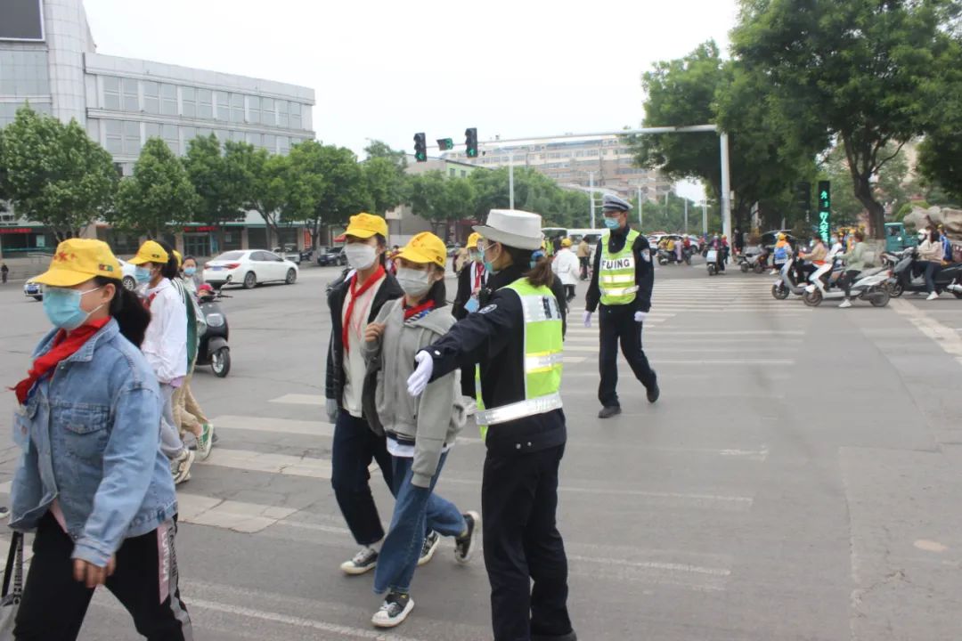 稷山交警倾情护学 筑牢平安上学路