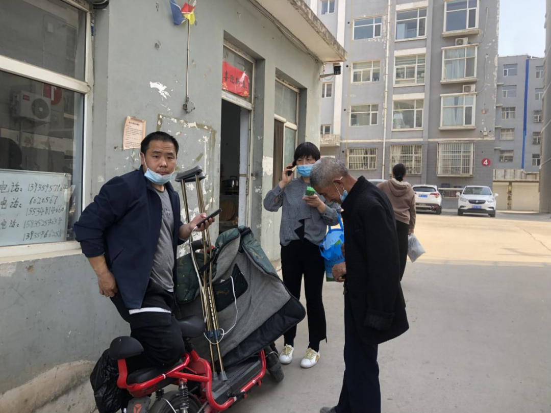 用双拐架起使命担当——记东城社区网格员卫斌 用双拐架起使命担当——记东城社区网格员卫斌