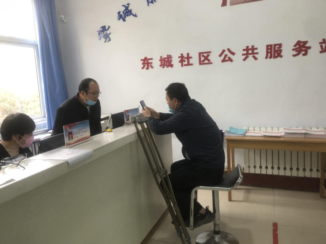 用双拐架起使命担当——记东城社区网格员卫斌 用双拐架起使命担当——记东城社区网格员卫斌
