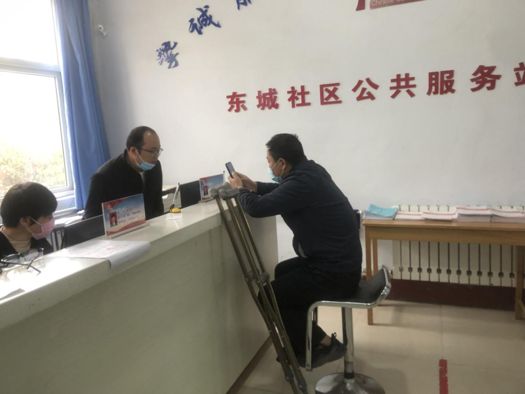 用双拐架起使命担当——记东城社区网格员卫斌