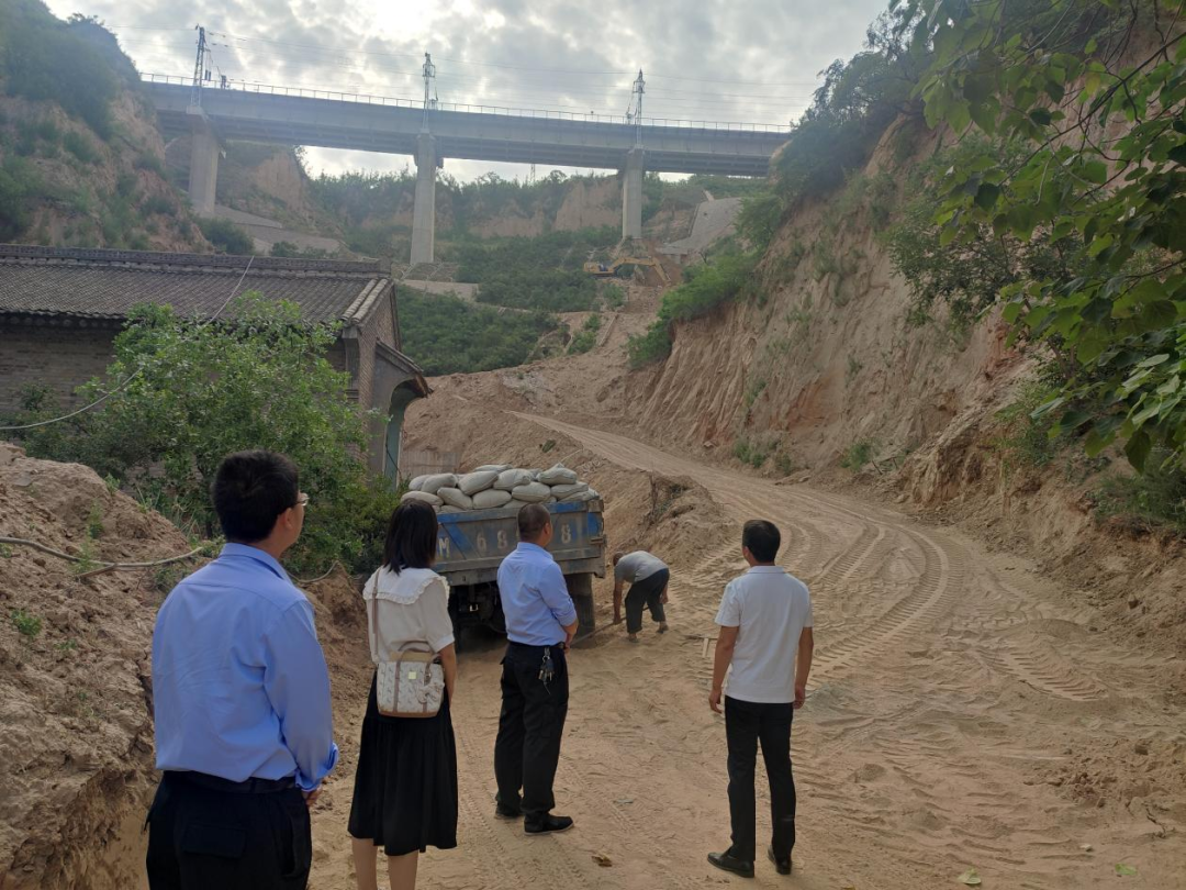 河津:路地部门密切配合 做好护坡抢修工作 河津:路地部门密切配合 做好护坡抢修工作