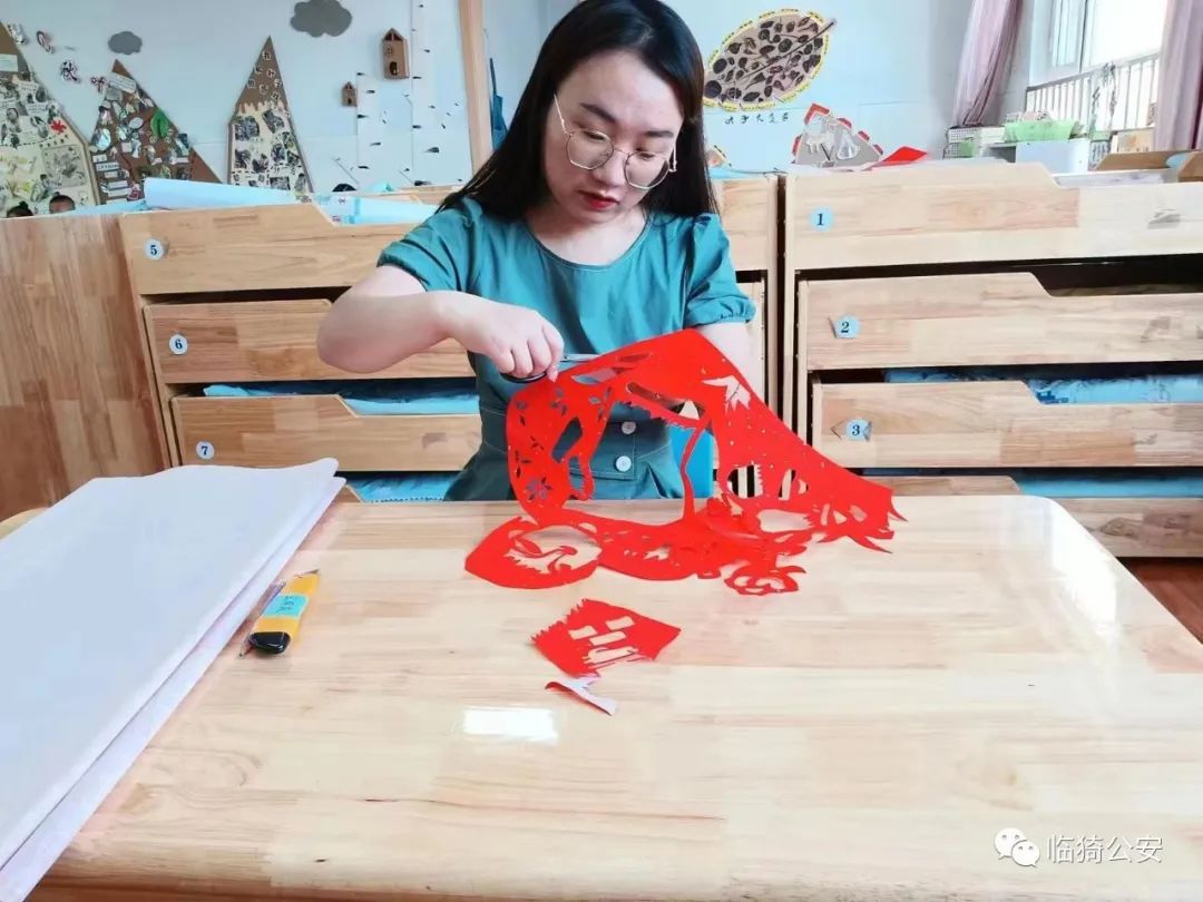 巧手传文化 指间译禁毒