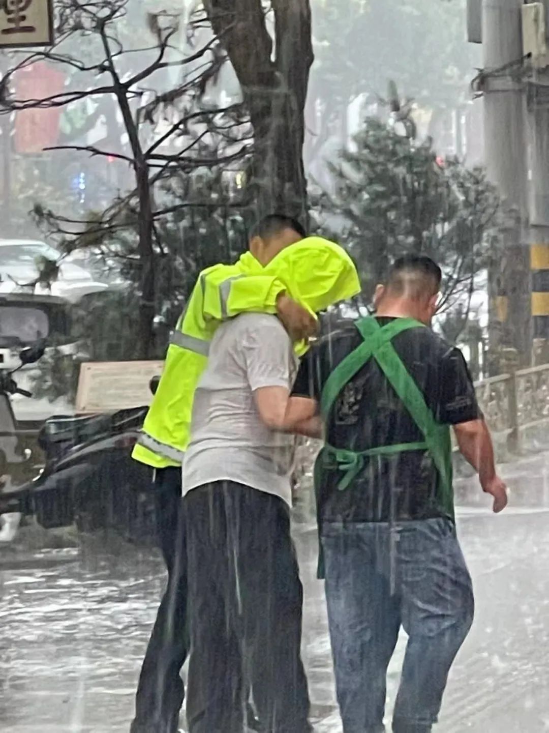 风雨中你小小举动温暖了整座城！
