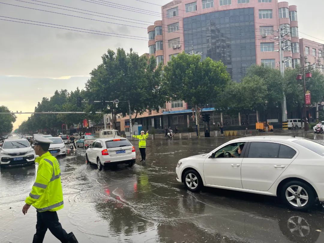 风雨中你小小举动温暖了整座城！
