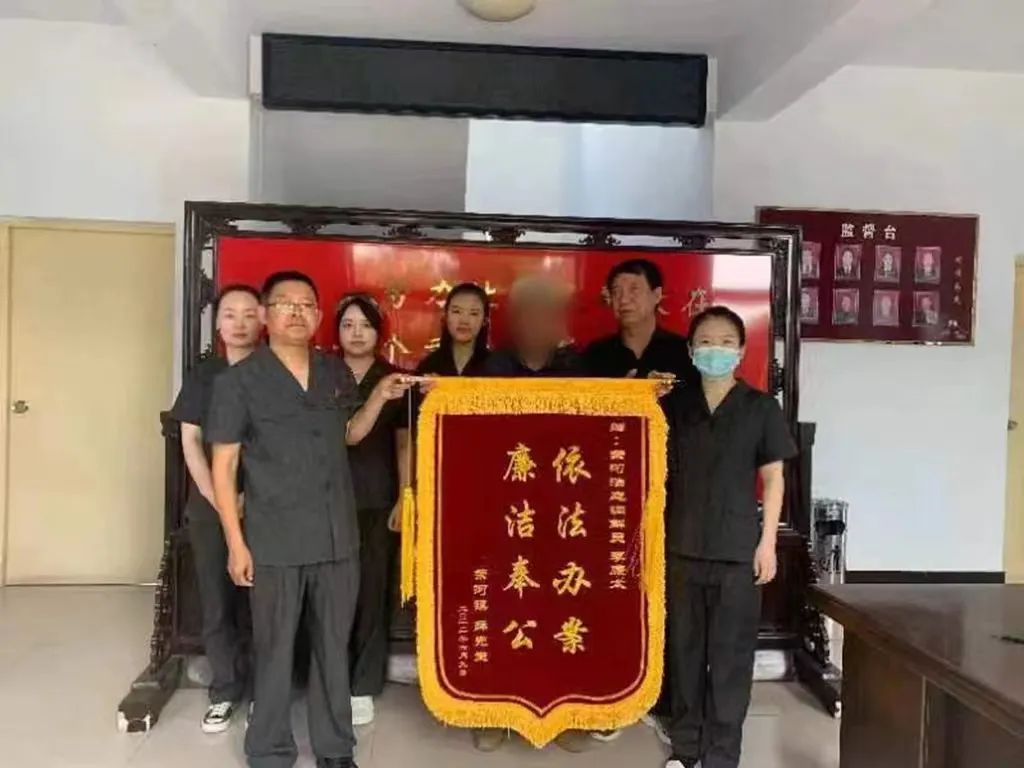 【我为群众办实事】诉前高效化纠纷,群众诚挚送锦旗 【我为群众办实事】诉前高效化纠纷,群众诚挚送锦旗
